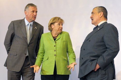 Merkelová-Topolánek-Schwarzenberg - Czech Prime Minister Mirek Topolanek (L) and Czech Foreign Minister Karel Schwarzenberg (R) talk to German Chancellor Angela Merkel at the EU summit on 'Eastern Partnership' in Prague, Czech Republic, 07 May 2009. The summit is meant to bring the former Soviet nations Armenia, Azerbaijan, Georgia, Moldova, Ukraine and Belarus closer to the European Union. The EU offers treaties of association, help in the construction of state structures and financing of joint projects in return for democratic reforms. The EU is willing to spend 600 million euros until 2013. Photo: RALF HIRSCHBERGER