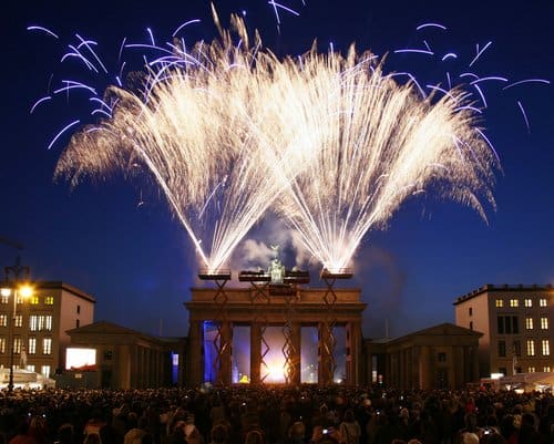 EU 50. výročí ohňostroj - People watch fireworks at the Brandenburg Gate, during the celebrations to mark the 50th anniversary of the European Union, during an EU summit on Sunday evening, March 25, 2007. (AP Photo/Jens Meyer