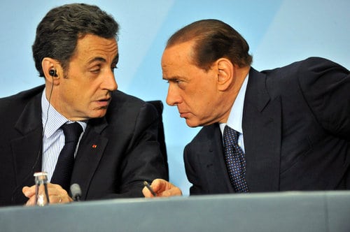Francouzský prezident Nicolas Sarkozy (vlevo) a italský premiér Silvio Berlusconi během tiskové konference na přípravném summitu evropské části dvacítky největších ekonomik (G20), který se konal 22. února v Berlíně před dubnovým londýnským summitem G20 ke stavu finančních trhů a světové ekonomiky. 