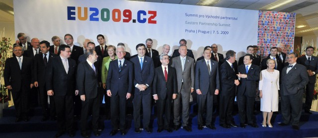 Účastníci summitu Evropské unie a šesti postsovětských republik, který začal 7. května v pražském Kongresovém centru, při společném fotografování.