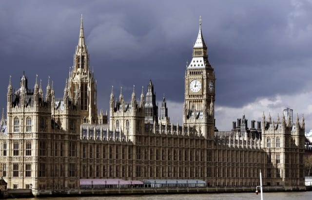 dpa) - A picture shows the view over the river Themse at the Houses of Parliament at Westminster Palace and clock tower Big Ben (R) in London, England, 7 April 2005.