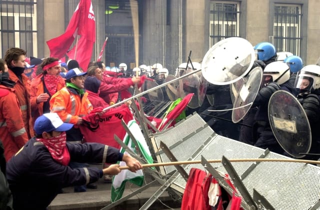 Zaměstnanci doků se dostali 7. března v Bruselu do potyček s policií, když protestovali během zasedání ministrů financí proti liberalizačním plánům EU pro provoz přístavů. 