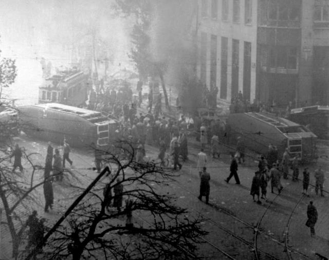 „Kontrarevoluční fašistické živly uvrhly během několika dní Maďarsko do krvavé anarchie. První snímky vražd a zvěrstev, kterých se pučisté dopustili, připomínají nacistický teror a jsou důkazem toho, že tvář fašismu a jeho brutální prostředky se nemění,“ stojí v dobovém textu komunistické čtk. 23.10.1956 vypuklo v Budapešti povstání proti stalinskému režimu. ÚV MSP povolal na pomoc sovětská vojska rozmístěná v Maďarsku a na Ukrajině. Dobový snímek z ulice v Budapešti. Foto čtk