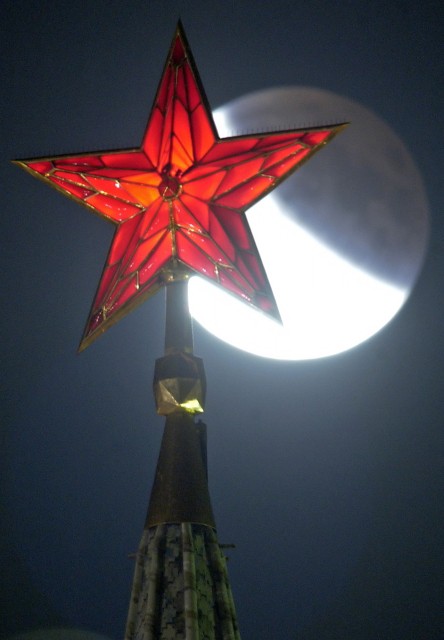 Zatmění Měsíce bylo v noci na 5. května 2004 pozorovatelné také v Moskvě, kde částečně zakrytý měsíční kotouč zajímavě doplňoval siluetu hvězdy umístěné na kremelské věži.