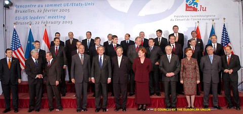EU-US Summit and Visit of George W. Bush, President of the United States, to the EC Jean-Claude Juncker, Prime Minister of Luxembourg and President in Office of the Council, presided over the summit of Heads of State and Government of the Member States of the European Union with George W. Bush, President of the United States. It was the first visit by a president of the United States to the Council of the EU. The discussions centred on transatlantic relations, economic relations and current international matters. In the evening of the same day, George W. Bush, President of the United States met José Manuel Barroso, President of the EC, and others members of the EC. He was accompanied by Condoleezza Rice, US Secretary of State. A working dinner was given by José Manuel Barroso to which Jean-Claude Juncker, Jean Asselborn, Minister for Foreign Affairs and Immigration of Luxembourg, and Javier Solana, Secretary General of the Council of the EU and High Representative for the Common Foreign and Security Policy (CFSP), also took part. The talks held at the EC were on two principal points: the contribution of the Community to the promotion of stability in the Middle East, the peace process, Iraq and reform in the region in the broad sense, on the one hand, and the economic relations, on the other. Group photo of the EU/USA SummitConseil de l'Union européenne | Brussels - Council | P-011140/00-05 | 22/02/2005 
