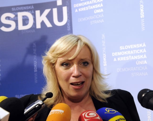 Volební lídr Iveta Radičová komentuje 12. června ve volební centrále SDKÚ-DS pro novináře první odhady výsledků po uzavření volebních místností.