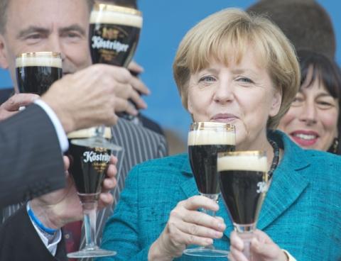 Angela Merkelová pije pivo