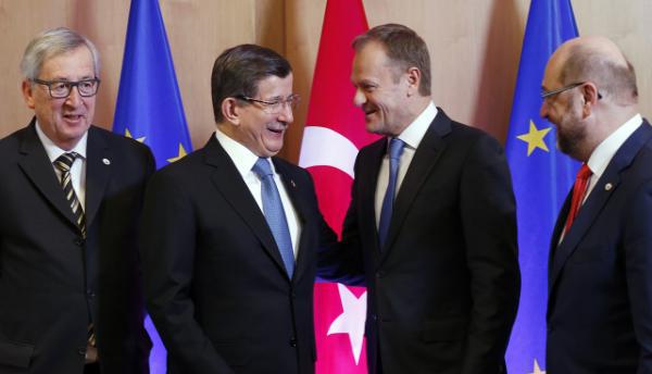 Turecký premiér se zdraví s předsedy institucí EU.