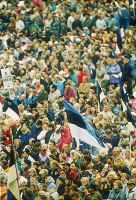 Obyvatelé Tallinu oslavují vyhlášení nezávislosti Estonské republiky v roce 1991. Zdroj: ČTK