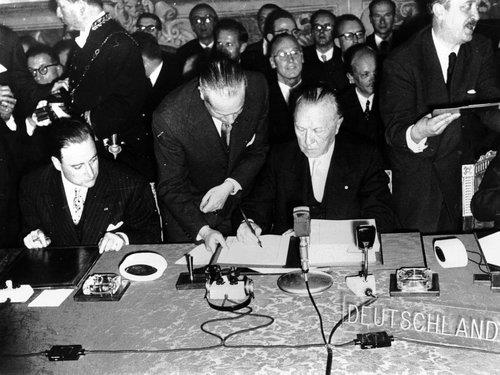 Konrád Adenauer podepisuje v roce 1957 Římské smlouvy