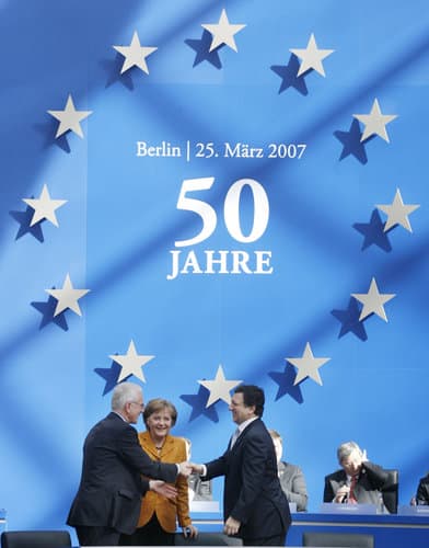 EU 50. výročí - Standing front from left to right, European Parliament President Hans-Gert Poettering, German Chancellor Angela Merkel, and European Commission President Jose Manuel Barroso congratulate each other after signing the Berlin Declaration during a ceremony at the Historical Museum in Berlin, Sunday March 25, 2007. European Union leaders signed the declaration Sunday aimed at breaking the deadlock and re-launching debate over how to renew the EU's political rule book. The ceremony was part of the EU's 50th birthday party marking the signing of the Treaty of Rome in 1957. (AP Photo/Markus Schreiber) 