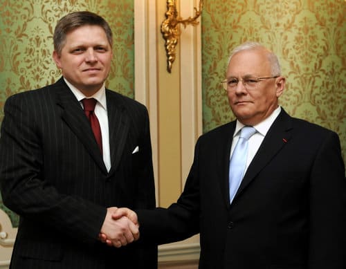 Slovenský premiér Robert Fico (vlevo) a maďarský ministr zahraničí Péter Balázs se sešli 13. května v Bratislavě. 