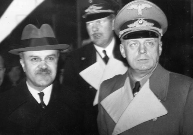 Joachim von RIBBENTROP (30. 4. 1893 - 16. 10. 1946 ) , německý diplomat a politik . Na sn. Joachim von Ribbetrop (vpravo) a Vjačeslav Michajlovič MOLOTOV v listopadu 1940,vzadu za nimi šéf protokolu velvyslanec von Dörnberg. Na orig. snímku byla uvedena poznámka, že Dörneberg má být odretušován. --- Joachim von Ribbentrop with Vjacelav Michailovic Molotov in November 1940.