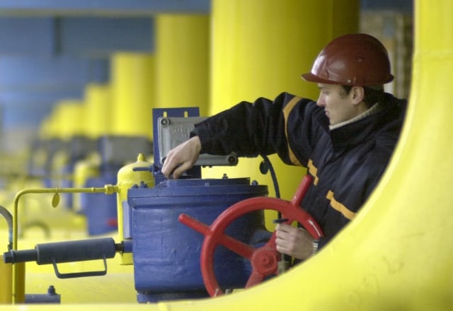 Dělník obsluhoval 3. ledna zařízení v tranzitní stanici plynovodu v Bojarce nedaleko Kyjeva. Ukrajina téhož dne oficiálně požádala Evropskou unii o pomoc při vyjednávání ve sporu o cenu zemního plynu s Ruskem, jenž narušil dodávky ruského plynu evropským zákazníkům. Stejný krok učinilo i Moldavsko, které má s Ruskem podobnou rozepři jako Ukrajina. --- A Ukrainian worker operates valves in a gas storage and transit point in Boyarka, just outside Kiev, on Tuesday, Jan. 3, 2006. Russia's OAO Gazprom says Ukraine owes it $1.5 billion and that payment arrangements must be worked out by the end of the day Monday or it will stop sending the Russian gas that accounts for about one-quarter of Ukraine's imports. (AP Photo/Sergei Chuzavkov,File) 