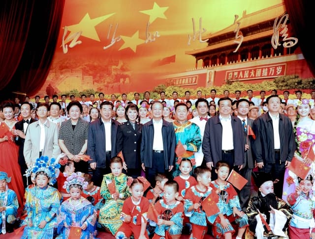 Datum: 23.09.2009 Copyright: imago/Xinhua (090923) -- BEIJING, Sept. 23, 2009 (Xinhua) -- Chinese Premier Wen Jiabao (5th L front row, standing) and Vice Premier Li Keqiang ( 4th R front row, standing) pose for a group photo after the show celebrating the upcoming 60th anniversary of the founding of the People s Republic of China in Beijing, China, Sept. 23, 2009. 