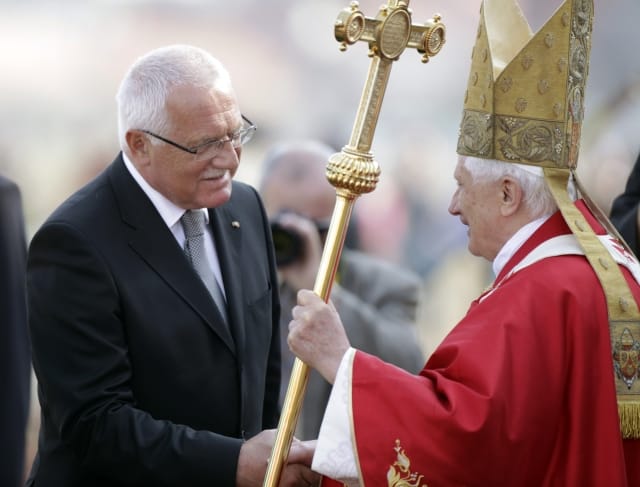 Třetí den návštěvy papeže Benedikta XVI. v Česku, 28. září v Praze. Papež se před odletem z ruzyňského letiště do Říma rozloučil s prezidentem Václavem Klausem.