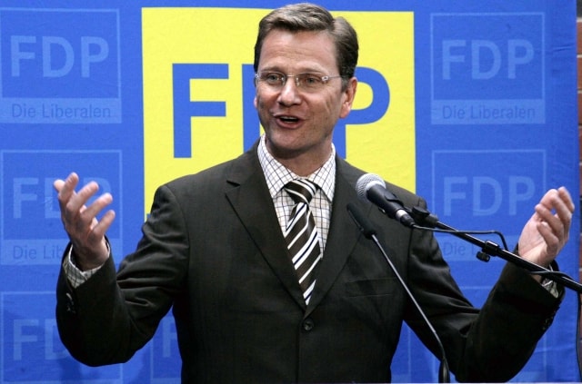 Předseda německých liberálů (FDP) Guido Westerwelle na tiskové konferenci v Berlíně, vystoupil 19. září 2005, den po patových parlamentních volbách. 