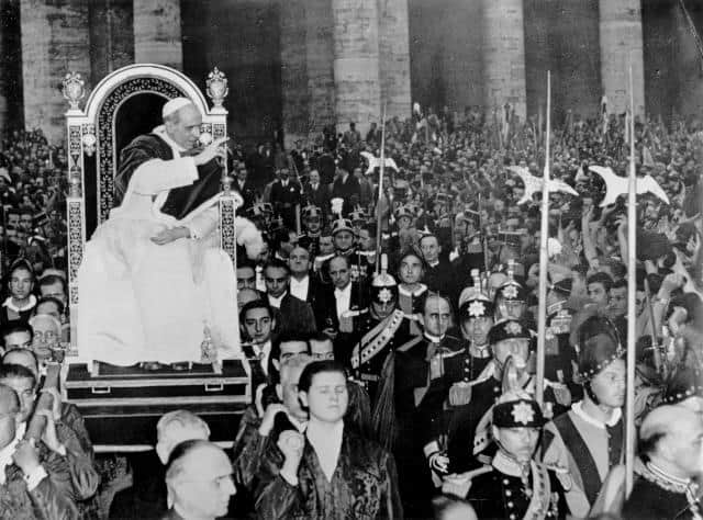 Pius XII. (vl. jm. Eugenio Maria Giuseppe Pacelli , 2. 3. 1876 - 9. 10. 1958 ) , římský papež (1939 - 1958 ) - papež žehná italské mládeži 15. 9. 1948 v Římě u příležitosti oslav 80. výročí založení organizace italské křesťanské mládeže.