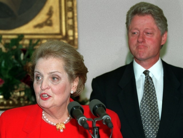 Vláda USA - nová ministryně zahraničních věcí USA - jmenování. Na sn. Nově jmenovaná ministryně zahraničí USA Madeleine Albrightová a prezident USA Bill Clinton během tiskovky v Bílém domě. 5.12.1996