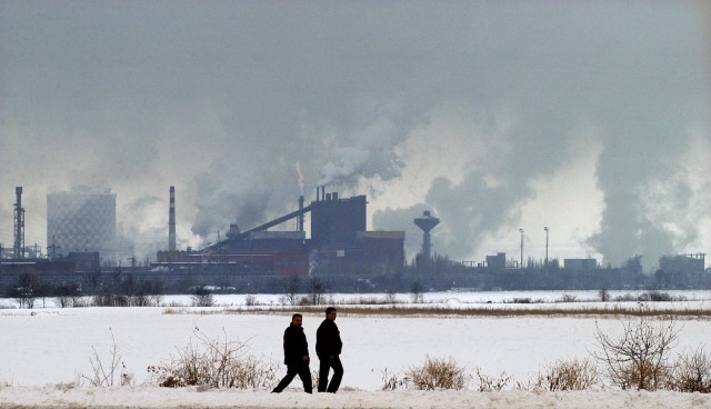 Emise stoupaly 16. února podobně jako téměř každý den do ovzduší z areálu společnosti U.S.Steel v Košicích. Ministerstvo životního prostředí v uplynulých dnech rozdělilo mezi producenty CO2 kvóty na emise, přičemž hutím U.S.Steel, které jsou jejich největším slovenským producentem, snížilo kvótu o osm procent proti původně požadovanému objemu 31.137,5 tuny CO2. V platnost vstoupil 16. února též Kjótský protokol, který má omezit vypouštění skleníkových plynů ohrožujících celé klima na Zemi. --- Slovak U.S. Steel Kosice spewing smoke into sky on Wednesday 16 February 2005. The Kyoto Protocol comes into effect the same day. Slovakia also signed the agreement to reduce greenhouse emissions.