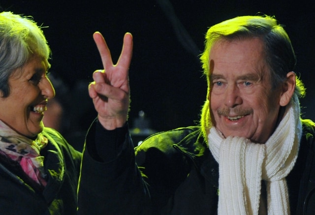 Bývalý prezident Václav Havel (vpravo) a americká folková zpěvačka Joan Baezová vystoupili na koncertu, kterým 17. listopadu na pražské Národní třídě vyvrcholily oslavy dvacátého výročí sametové revoluce.