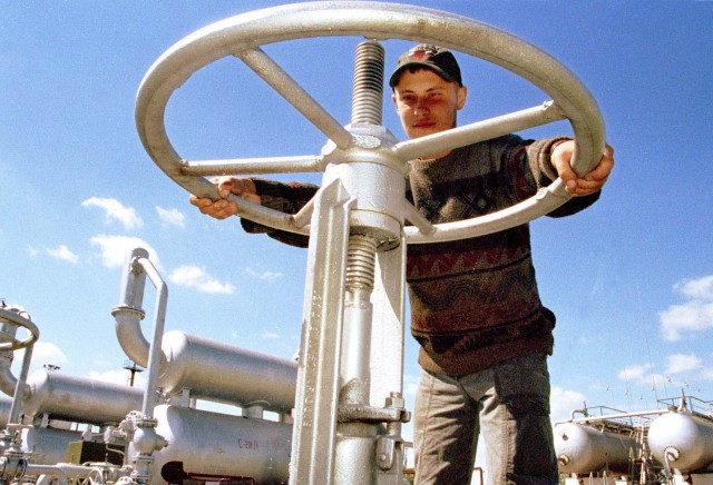 A worker covers a gas trap at oil and gas field in Chernigov area. The dispute between Russia and the Ukraine over gas pricing had been postponed but not resolved yet. Ukraine had refused the last offer of Russia's state-controlled natural gas monopoly Gazprom of December 31 on the terms of natural gas deliveries and transit in 2006, according to which Ukraine have to pay $230 USD per 1,000 cubic meters of gas. Ukraine has also signed up an agreement with Turkmenistan about gas deliveries at the price of 60 USD per 1,000 cubic meters of gas. Russia
