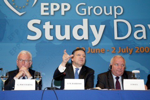 Hans-Gert Pöttering, President of the EP, José Manuel Barroso and Joseph Daul, Member of the EP (from left to right)CE | Athens | P-015442/00-05 | 30/06/2009
