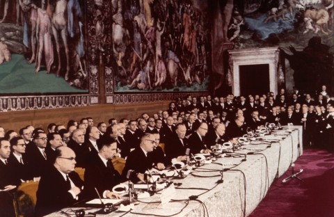 25 mars 1957: Signing of the Treaty of Rome: Paul-Henri Spaak, Belgian Minister for Foreign Affairs; Jean-Charles Snoy et d'Oppuers, Head of the Belgian delegation at the Intergovernmental Conference; Christian Pineau, French Minister for Foreign Affairs; Maurice Faure, French Secretary of State for Foreign Affairs; Konrad Adenauer, German Federal Chancellor; Walter Hallstein, Secretary of State at the German Federal Ministry for Foreign Affairs; Antonio Segni, Italian Prime Minister; Gaetano Martino, Italian Minister for Foreign Affairs; Joseph Bech, President of the Government of Luxembourg and Minister for Foreign Affairs, Foreign Trade and Wine Growing; Joseph Luns, Dutch Minister for Foreign Affairs; Johannes Linthorst Homan, head of the Dutch delegation at the Intergovernmental Conference (from left to right)CE | Rome | P-001321/00-05 | 25/03/1957 