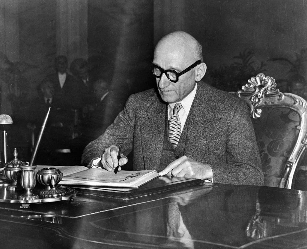 Robert Schuman podepisuje 4. listopadu 1950 Evropskou úmluvu o lidských právech.
