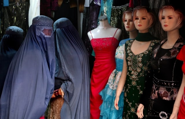 Burqa clad Afghan women shop in Kabul, Afghanistan, Tuesday, Sept. 29, 2009. (AP Photo/Altaf Qadri)