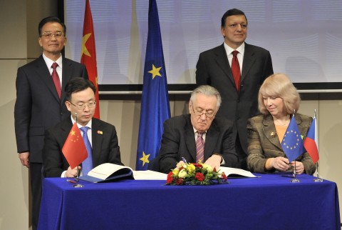 Signature ceremony in the presence of Wen Jiabao, Song Zhe, Head of mission of China to the EC, László Kovács, Member of the EC in charge of Taxation and Customs Union, José Manuel Barroso and Milena Vicenova, Czech Permanent representative to the EC (from left to right)