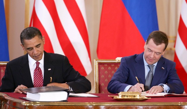 Bildnummer: 53927173 Datum: 08.04.2010 Copyright: imago/Xinhua (100408) -- PRAGUE, April 8, 2010 (Xinhua) -- U.S. President Barack Obama (L) and Russian President Dmitry Medvedev sign the landmark treaty to make new reductions in their nuclear arsenals in Prague, capital of Czech Republic, on April 8, 2010. (Xinhua)(cy) (3)CZECH-PRAGUE-RUSSIA-US-TREATY PUBLICATIONxNOTxINxCHN People Politik Prag Abrüstung Abrüstungsgipfel kbdig xcb 2010 quer premiumd xint Bildnummer 53927173 Date 08 04 2010 Copyright Imago XINHUA Prague April 8 2010 XINHUA U S President Barack Obama l and Russian President Dmitry Medvedev Sign The Landmark Treaty to Make New reductions in their Nuclear Arsenal in Prague Capital of Czech Republic ON April 8 2010 XINHUA Cy 3 Czech Prague Russia U.S. Treaty PUBLICATIONxNOTxINxCHN Celebrities politics Prague Disarmament Disarmament summit Kbdig 2010 horizontal premiumd