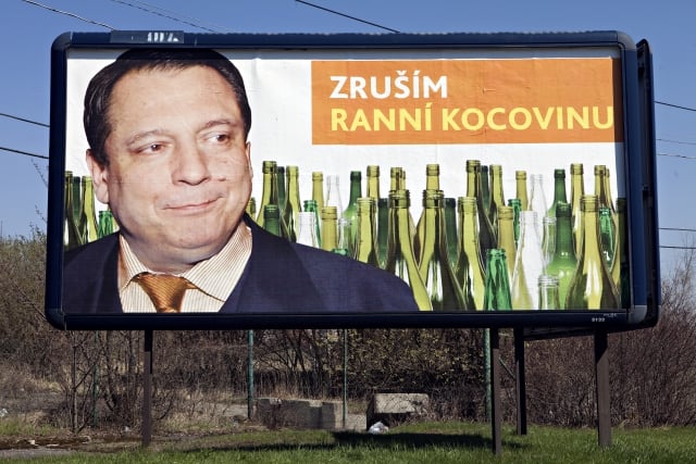 Portrét předsedy ČSSD Jiřího Paroubka s práznými láhvemi a sloganem Zruším ranní kocovinu na reklamním billboardu ODS.