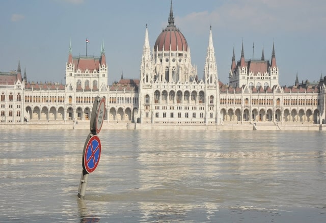 Bildnummer: 54114176 Datum: 08.06.2010 Copyright: imago/Xinhua (100607) -- BUDAPEST, June 7, 2010 (Xinhua) -- With the parliament building in the background road signs stand out of the flood after the water level of River Danube reached 820 cm in Budapest, capital of Hungary, on June 7, 2010. The highest Danube water level of all time in Budapest was 860 cms in 2006. (Xinhua/Dani Dorko) 