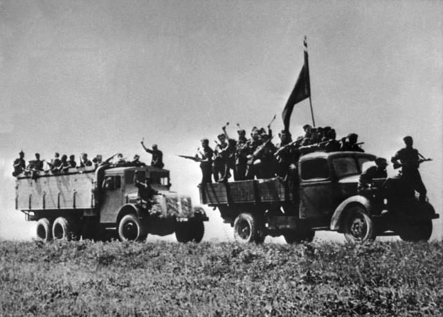 Odjezd partyzánů a povstaneckých vojáků na frontu u Priekopu.