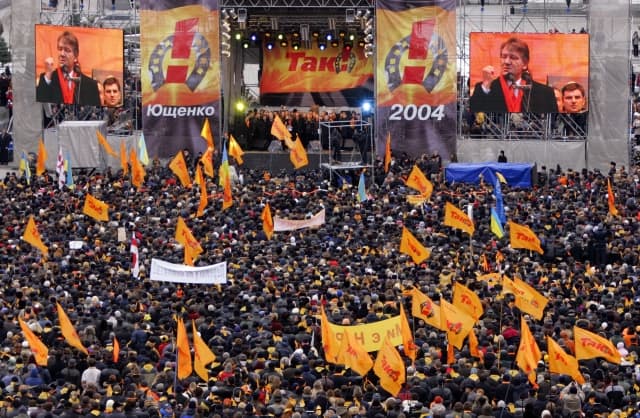 Nejméně 10.000 stoupenců opozičního prezidentského kandidáta Viktora Juščenka se 22. listopadu ráno shromáždilo v Kyjevě, aby tu protestovali proti údajnému falšování výsledků druhého kola ukrajinských prezidentských voleb. Podle oznámení volební komise vede po sečtení 98,23 procenta hlasů ziskem 49,57 procenta premiér Viktor Janukovyč, zatímco Juščenko nashromáždil 46,57 procenta hlasů.
