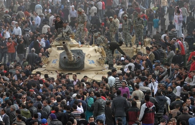 Demonstrators assemble and speak with soldiers on tanks in Cairo, Egypt, 29 January 2011. Riots and looting in the Egyptian capital continue on Saturday morning. According to media reports, dozens are dead and many are injured. Photo: HANNIBAL