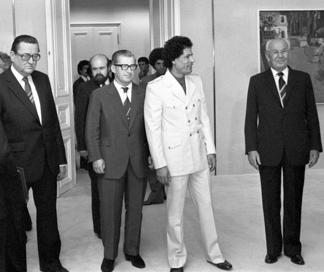Na Pražském hradě pokračovaly 9. září rozhovory mezi generálním tajemníkem ÚV KSČ, prezidentem ČSSR Gustávem Husákem (vpravo) a vůdcem libyjské revoluce plukovníkem Muammarem Kaddáfím (druhý zprava). Jednání se zúčastnili předseda vlády ČSSR Lubomír Štrougal (druhý zleva) a místopředseda vlády ČSSR Rudolf Rohlíček (vlevo).