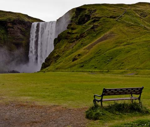 Island, vodopád, lavička