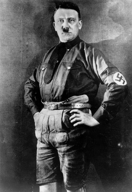 Adolf Hitler (1889 - 1945 ) německý nacistický politik , vůdce NSDAP ( Národní socialistická německá dělnická strana ). Na sn. Adolf Hitler na snímku z r. 1925 v typických kožených kalhotách a s neprůstřelnou vestou pod košilí.