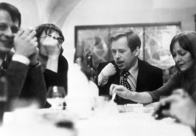 Zleva Petr Uhl, Jiří Němec, Václav Havel a Věra Jirousová v pražské vinárně Rottisserie v roce 1977 zb