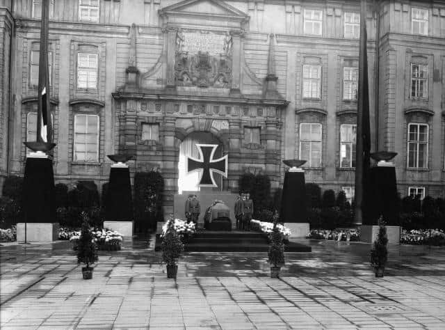 Katafalk s rakví zástupce protektora Reinharda Heydricha - vystaven na 1.hradním nádvoří v Praze před Matyášovou bránou. 7.6. 1942