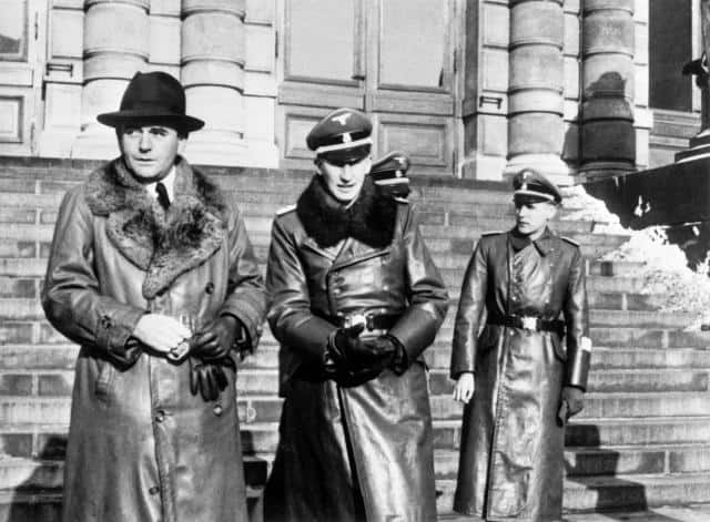 Albert Speer (vlevo), generální inspektor pro německé silniční stavby v Praze, Hitlerův architekt a tvůrce nacistických monumentálních staveb, při prohlídce Prahy (před Rudolfinem), uprostřed Reinhard Heydrich. 4.12. 1941