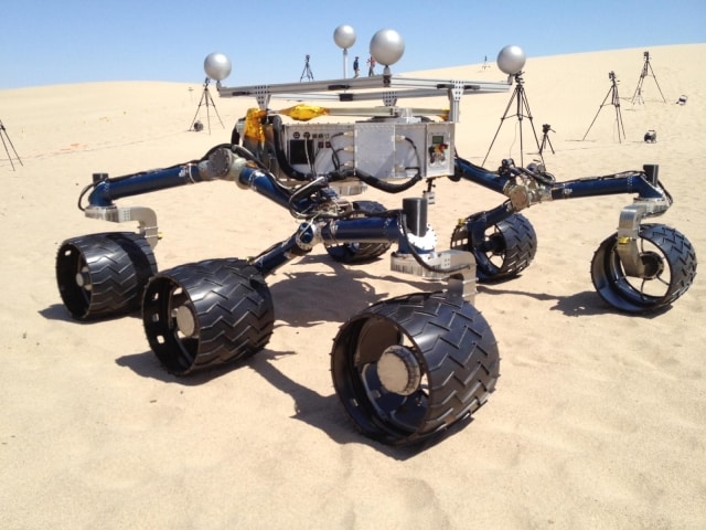 Ce concept dispose d'artiste de la NASA Mars Science Laboratory rover Curiosity, un robot mobile d'enquęter sur la capacité, passée ou présente de Mars pour soutenir la vie microbienne. Deux instruments sur le bras peut étudier les roches de plus prčs. En outre, une perceuse peut recueillir du matériel échantillon de l'intérieur de roches et un scoop peut ramasser des échantillons de sol. Le bras peut tamis des échantillons et de fournir une poudre fine d'instruments ŕ l'intérieur du mobile pour une analyse approfondie. Le mât, ou rover la tęte, s'élčve ŕ environ 2,1 mčtres (6,9 pieds) au-dessus du niveau du sol, soit environ la taille d'un joueur de basket. Ce mât supporte deux instruments de télédétection: la caméra de mât, ou yeux, pour la visualisation couleur stéréo de terrain environnant et les documents collectés par le bras, et, l'instrument ChemCam, qui est un laser qui vaporise la matičre ŕ partir de roches jusqu'ŕ environ 9 mčtres (30 pieds) et détermine quels sont les éléments les rochers sont faits. Laboratory de la NASA Jet Propulsion, une division du California Institute of Technology, Pasadena, gčre le Mars Science Laboratory de projet pour la Direction des missions scientifiques de la NASA, ŕ Washington.