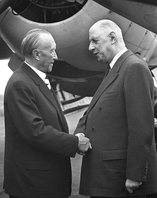 Německý kancléř Konrad Adenauer (vlevo) a francouzský prezident Charles de Gaulle se zdraví na pařížském letišti. ** FILE ** German Chancellor Dr. Konrad Adenauer, left, is welcomed by French President Charles de Gaulle as he arrives on Saturday, Sept. 21, 1963 at Paris airport for a two day farewell visit to France. Adenauer, who served as Germany's first chancellor after World War II was named Friday, Nov. 28, 2003 the ''greatest German'' of all times by popular vote in a survey conducted by the public television channel ZDF. Following the former West German leader for second place was Martin Luther, the monk who sparked the Reformation in 1517, Karl Marx, author of the 'Communist Manifesto' and a favorite among former East Germans, placed third. (AP Photo) ** B&W ONLY**