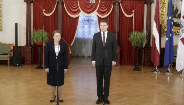 Lotyšská premiérka rezignovala