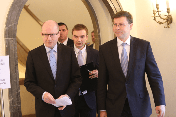Premiér Sobotka a místopředseda EK přichází na tiskovou konferenci