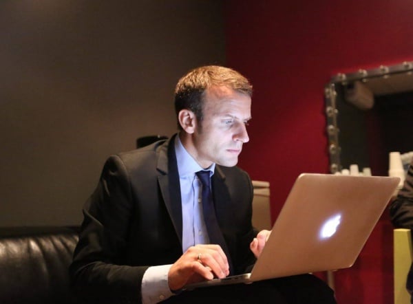 Emmanuel Macron se připravuje na vystoupení v rámci kampaně