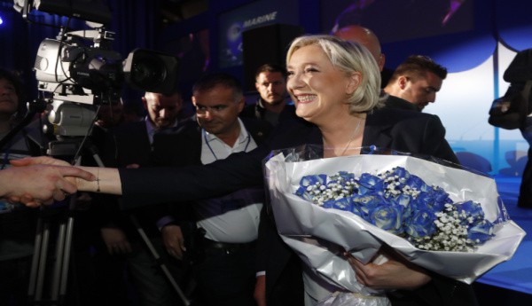 Do druhého kola francouzských prezidentských voleb postoupili Macron a Le Penová