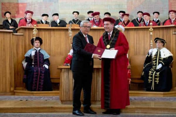 Jean-Claude Juncker přebírá zlatou pamětní medaili Univerzity Karlovy
